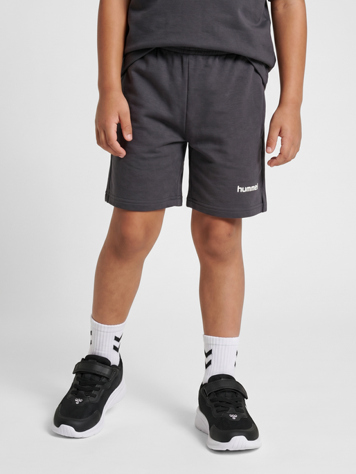 hmlJR LIGHT SWEAT SHORTS, EBONY, model