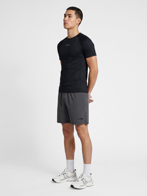 hmlHYBRID SHORTS, EBONY, model
