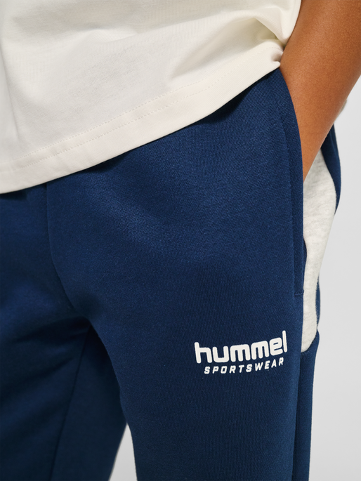 hmlJR LOOSE BLOCKED SWEATPANT, DRESS BLUES, model