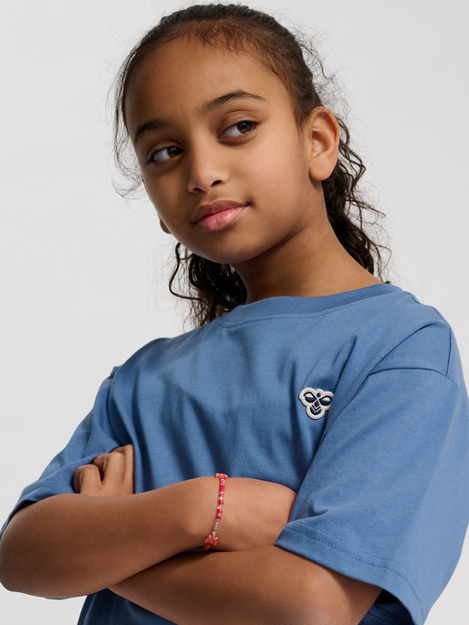 hmlJR LOOSE T-SHIRT S/S BEE, DUTCH BLUE, model