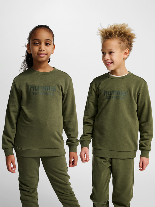 hmlJR BASE SWEATSHIRT, WINTER MOSS, model