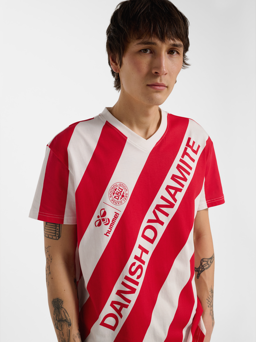 DBU 26 FAN DYNAMITE TEE SS, WHITE/TANGO RED, model