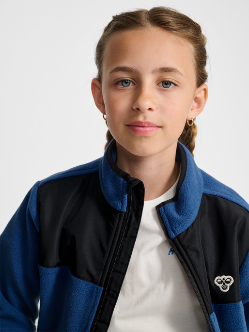 hmlJR FLEECE ZIP JACKET, TRUE NAVY, model