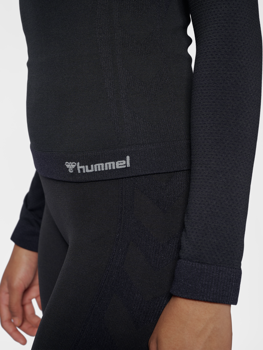 hmlCLEA SEAMLESS TIGHT T-SHIRT L/S, BLACK MELANGE, model