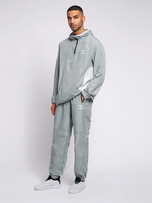 hmlMAGNUS LOOSE PANTS, 1968, model