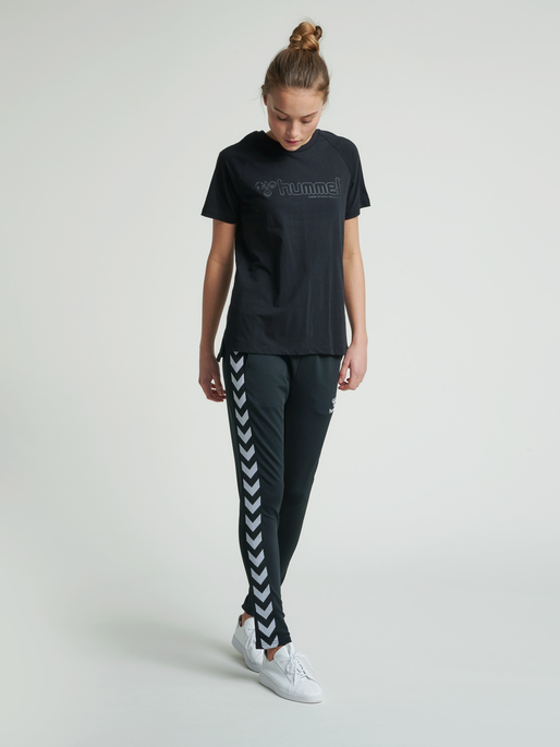 hmlZENIA T-SHIRT S/S, BLACK, model