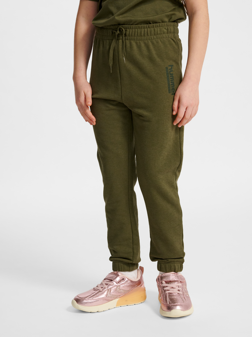 hmlJR BASE REGULAR PANTS, WINTER MOSS, model
