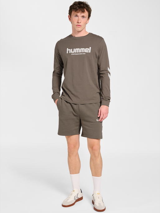 hmlLEGACY 2.0 T-SHIRT L/S, DARK NIGHT, model