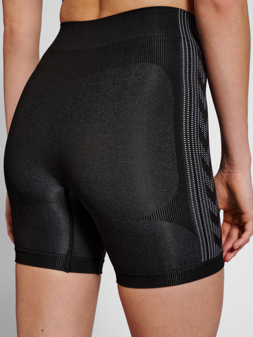 hmlMT SHAPING SEAMLESS MW SHORTS, BLACK, model