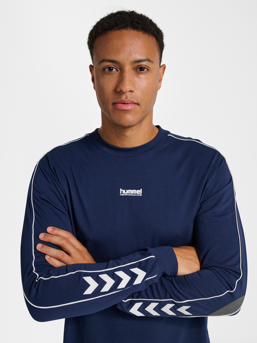 hmlPULSE PIPING T-SHIRT L/S, DRESS BLUES, model