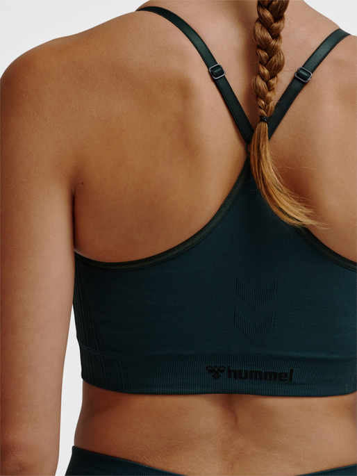 hmlMT DEFINE SEAMLESS PADDED BRA, GREEN GABLES, model