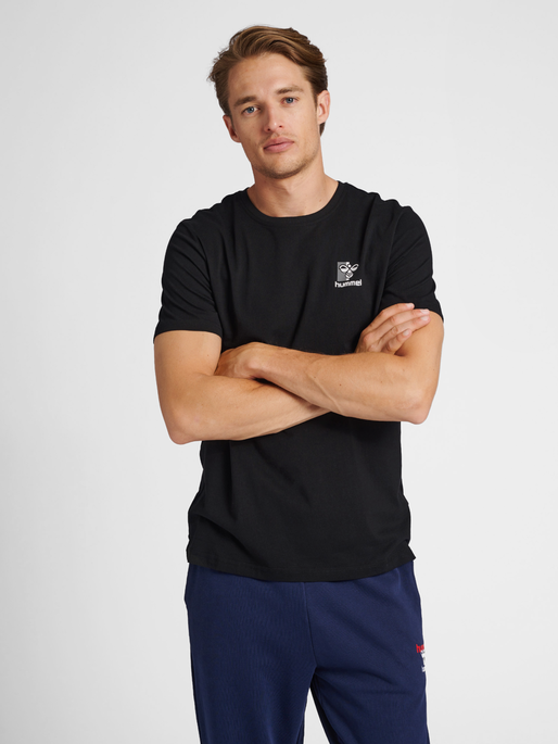 hmlIC MARTY T-SHIRT, 2001, model