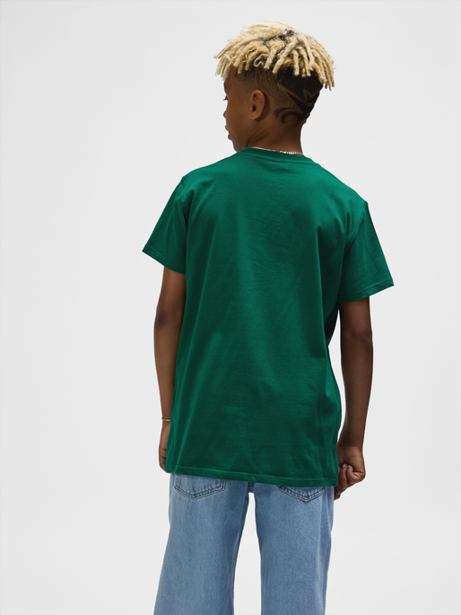 hmlGO 2.0 T-SHIRT S/S KIDS, EVERGREEN, model