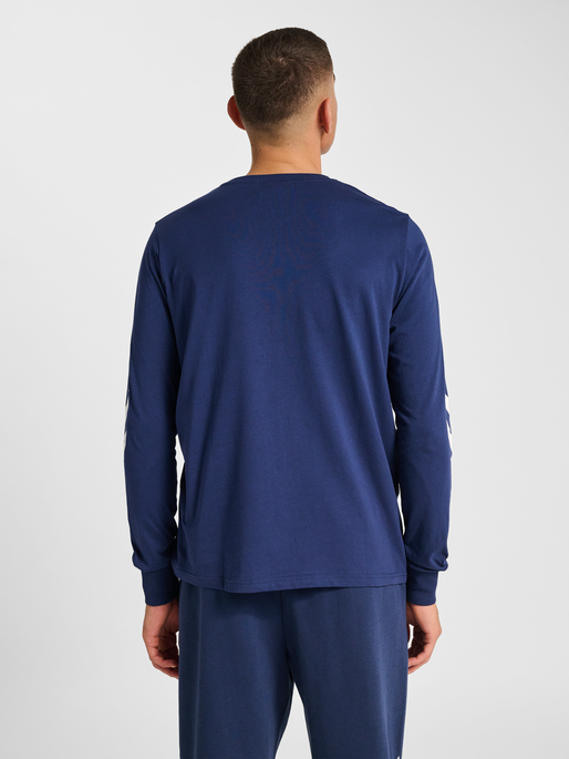 hmlLEGACY 2.0 T-SHIRT L/S, DRESS BLUES, model