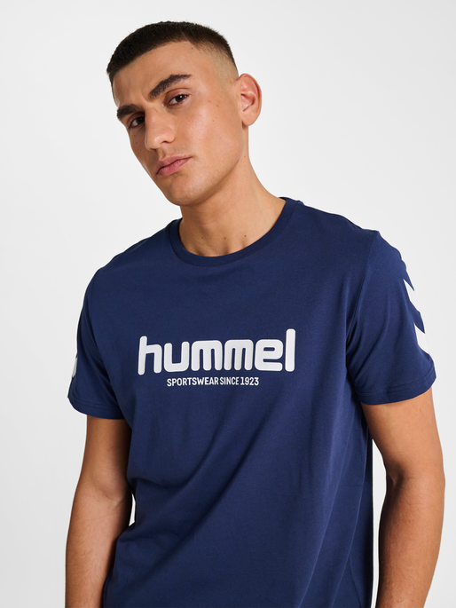 hmlLEGACY 2.0 T-SHIRT S/S, DRESS BLUES, model