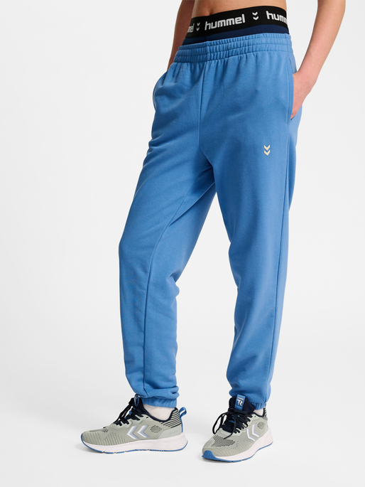 hmlPULSE W SWEAT PANTS, RIVERSIDE, model