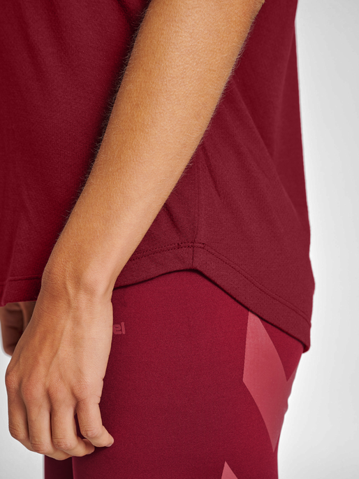 hmlMT VANJA T-SHIRT, CABERNET, model