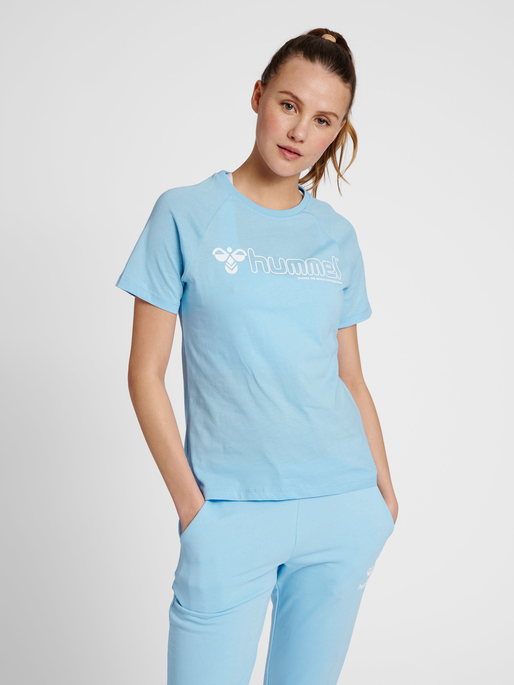 hmlNONI 2.0 T-SHIRT, PLACID BLUE, model