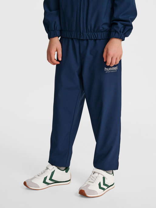 hmlJR LOOSE TRACKSUIT PANTS, DRESS BLUES, model