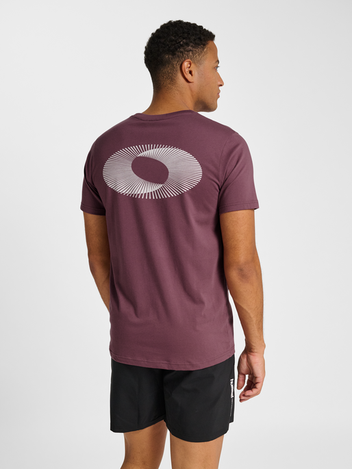 hmlPULSE GRAPHIC T-SHIRT S/S, NOCTURNE, model