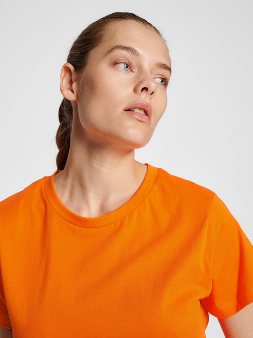 hmlRED BASIC T-SHIRT S/S WOMAN, ORANGE TIGER, model