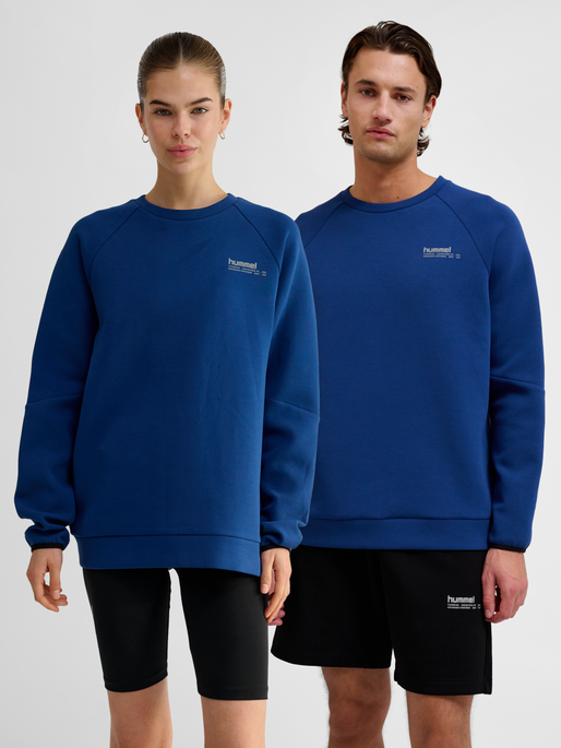 hmlTECH FLEECE REGULAR CREW, ESTATE BLUE, model