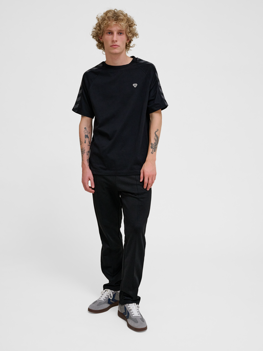 hmlARCHIVE LOOSE T-SHIRT S/S, BLACK/EBONY, model