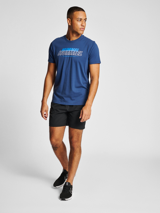 hmlTE JEFF COTTON T-SHIRT, INSIGNIA BLUE, model