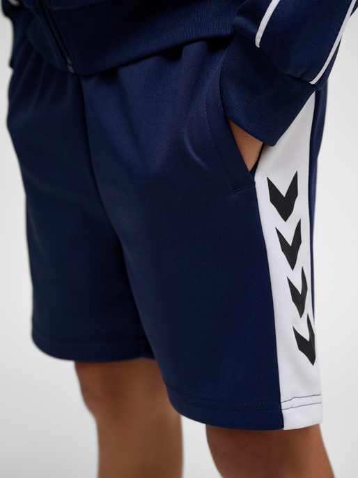 hmlORTON SHORTS, BLACK IRIS, model