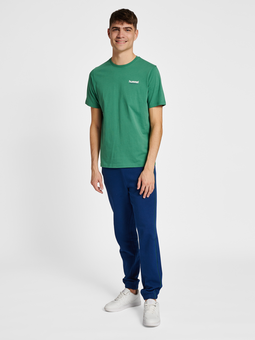 hmlLGC GABE T-SHIRT, FOLIAGE GREEN, model