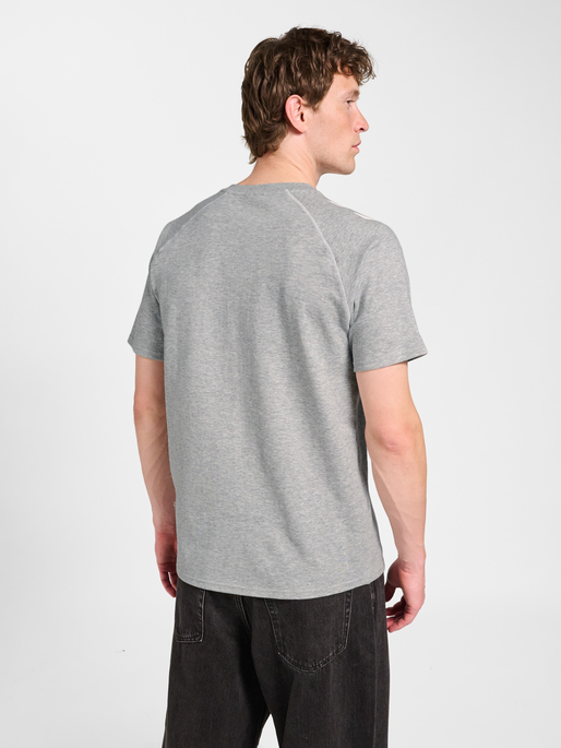 hmlMOVE 2.0 T-SHIRT S/S, GREY MELANGE, model