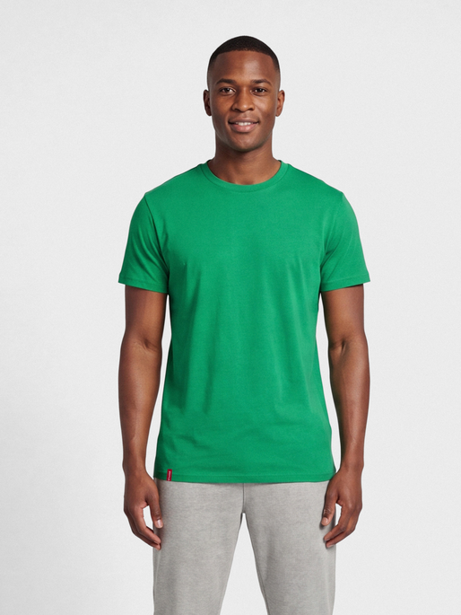 hmlRED BASIC T-SHIRT S/S, JELLY BEAN, model
