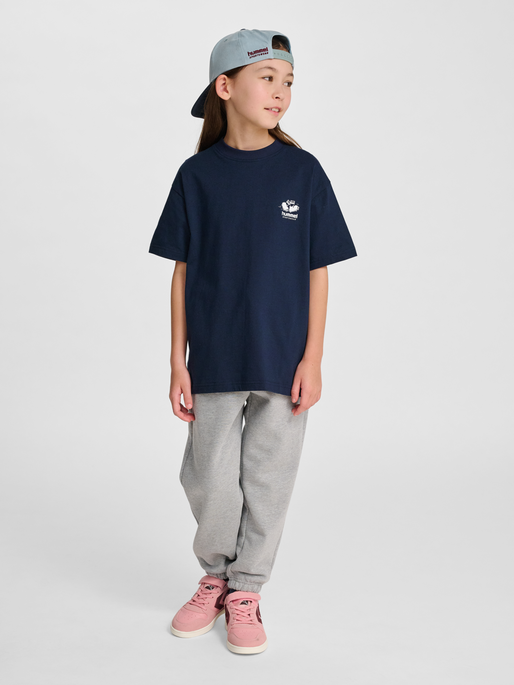 hmlLOOSE TEE S/S GRAPHIC JUNIOR, DARK SAPPHIRE, model