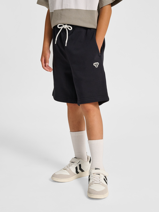 hmlJR LOOSE SWEAT SHORTS BEE, BLACK, model