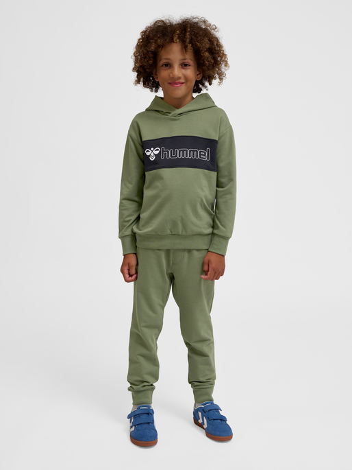 hmlATLAS HOODIE, OLIVINE, model