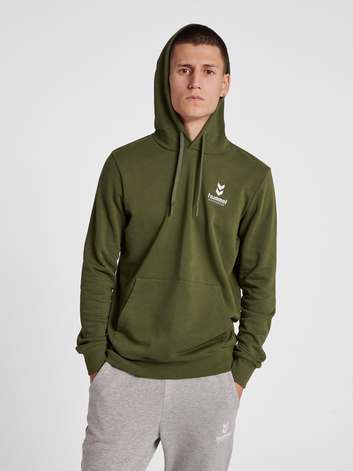 hmlOSCAR HOODIE, RIFLE GREEN, model