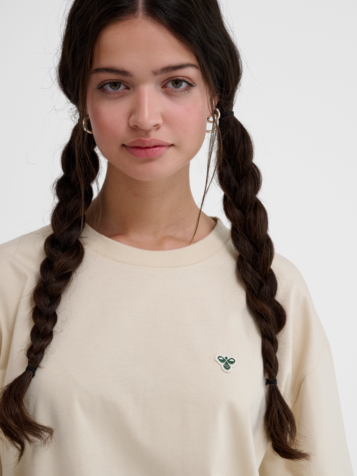 hmlLOOSE T-SHIRT BEE S/S, FOG, model