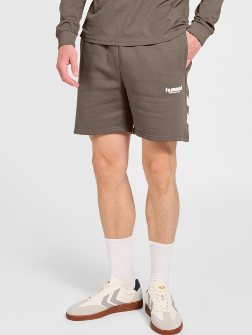 hmlLEGACY 2.0 SHORTS, DARK NIGHT, model