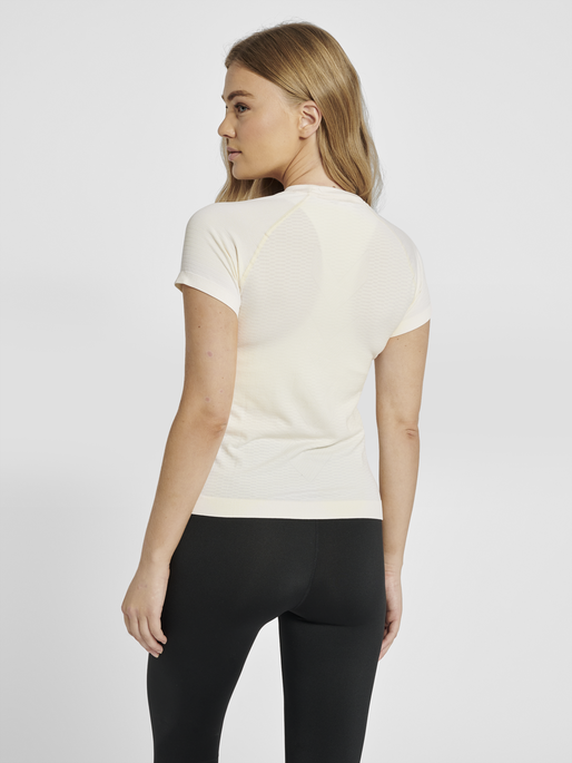 hmlLUNA SEAMLESS T-SHIRT, 9806, model