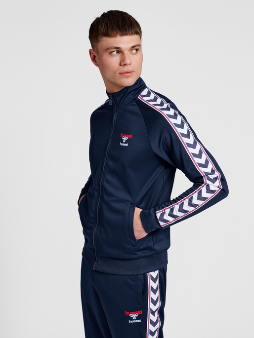 hmlIC LERBY POLY ZIP JACKET, PEACOAT, model