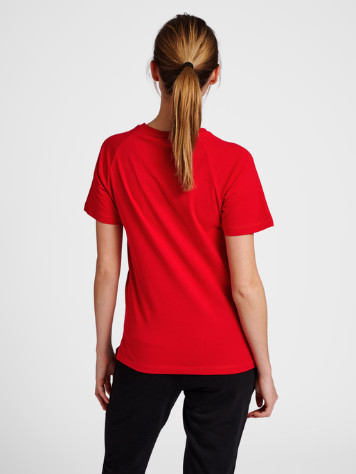 hmlNONI 2.0 T-SHIRT, BARBADOS CHERRY, model