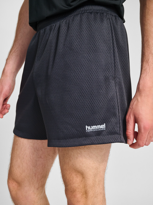 hmlPULSE MESH SHORTS, EBONY, model