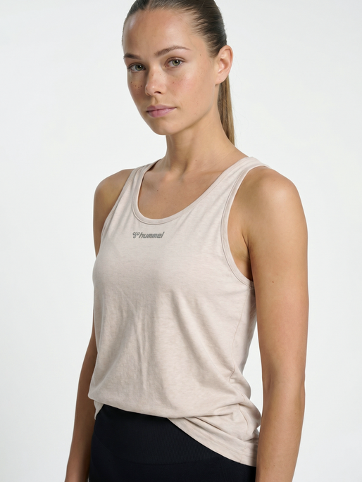 hmlZANDRA TOP, PUMICE STONE MELANGE, model