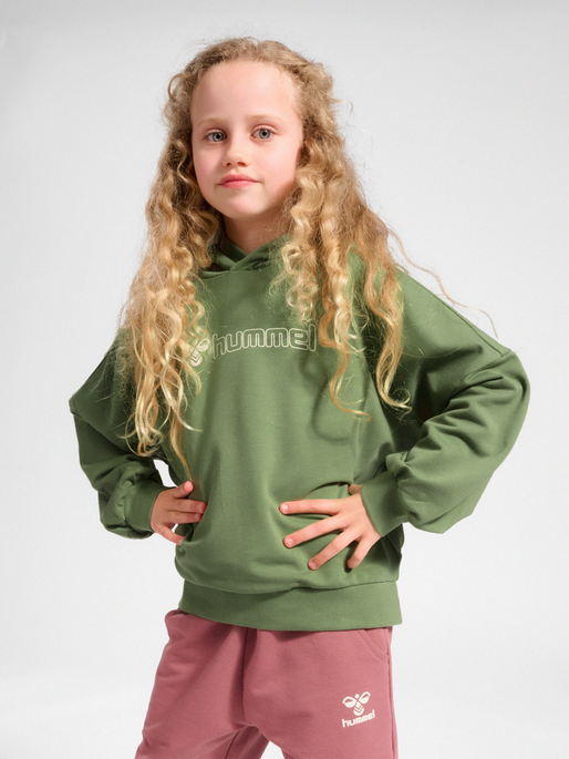 hmlOCTOVA HOODIE, 7400, model