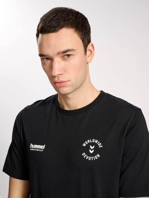 hmlLGC DEVOTION T-SHIRT, BLACK, model