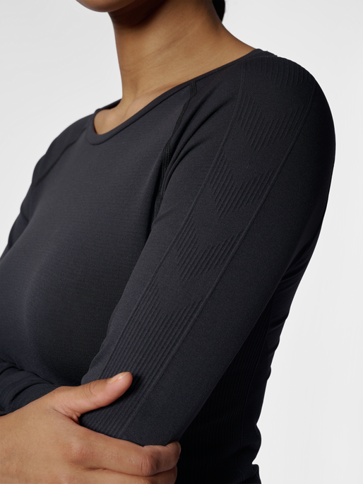 hmlTIF SEAMLESS T-SHIRT L/S, BLACK, model