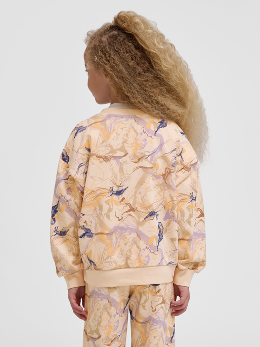 hmlSWIRLY SWEATSHIRT, BISQUE, model