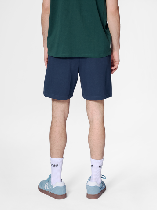 hmlFELIX SWEAT SHORTS, DRESS BLUES, model