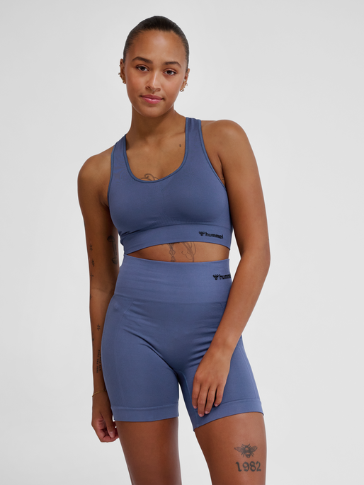 hmlTIF SEAMLESS SPORTS TOP, BLUE INDIGO, model