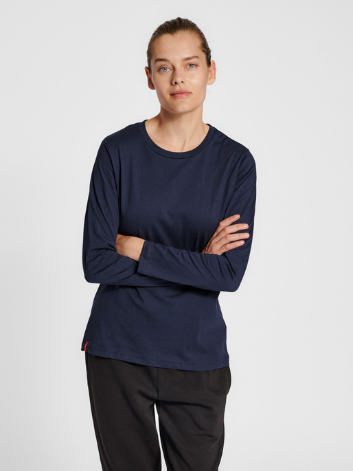 hmlRED BASIC T-SHIRT L/S WOMAN, MARINE, model